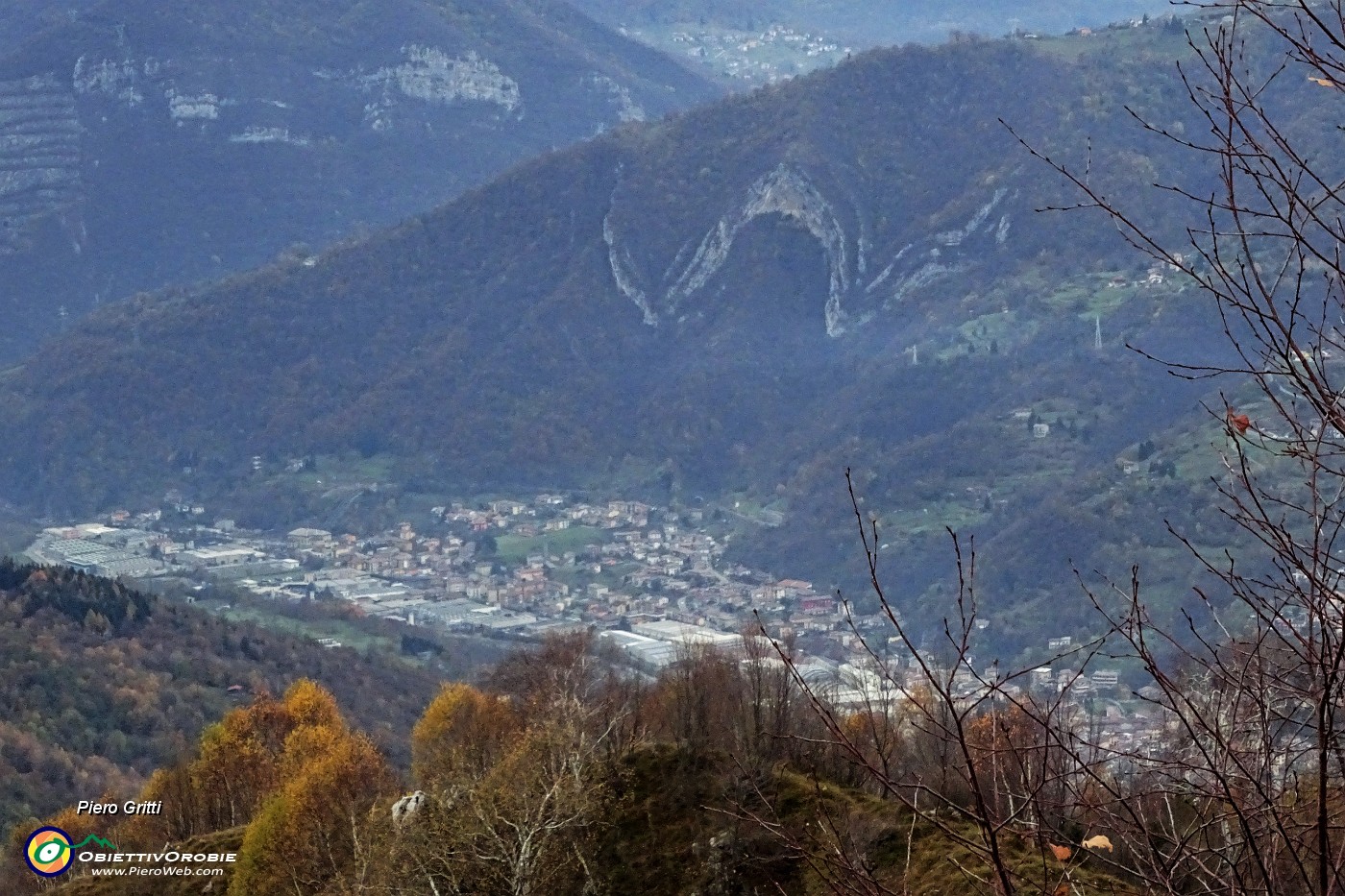 50 Dal sent. 531 sul Monte Costone vista su Zogno e la sua Corna Rossa.JPG